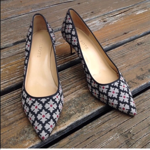 Talbots Black Red Gold Floral Pointy Toe Fabric Pumps Sz 6.5 High Heels Shoes - Picture 1 of 5